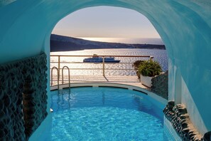 Una piscina al aire libre de temporada