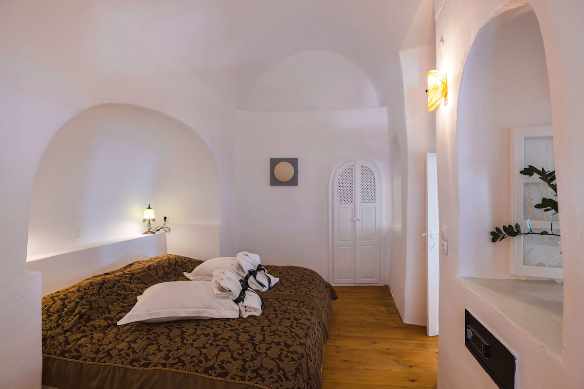 Summer Lovers Villa with Outdoor Whirlpool, Caldera View | 1 bedroom, premium bedding, in-room safe, soundproofing