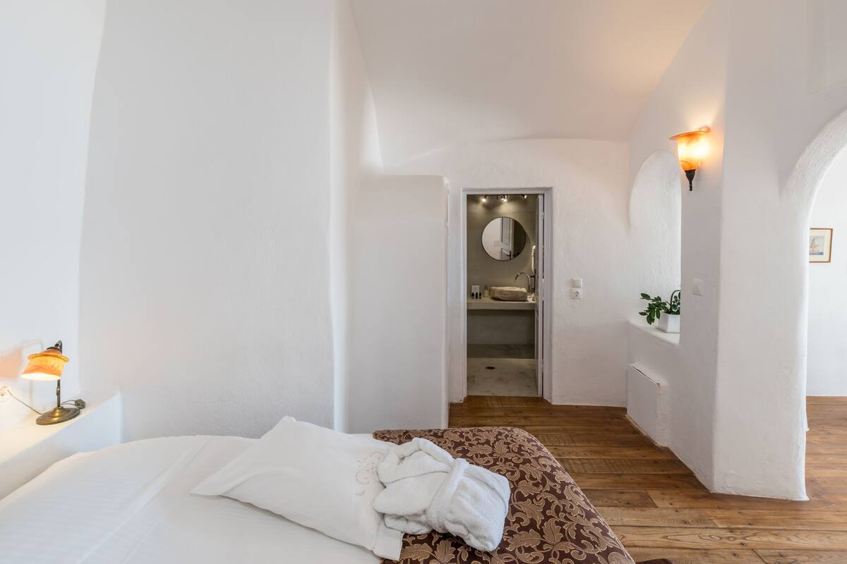 villa, jetted tub (horizon, caldera view) | 1 bedroom, premium bedding, in-room safe, soundproofing