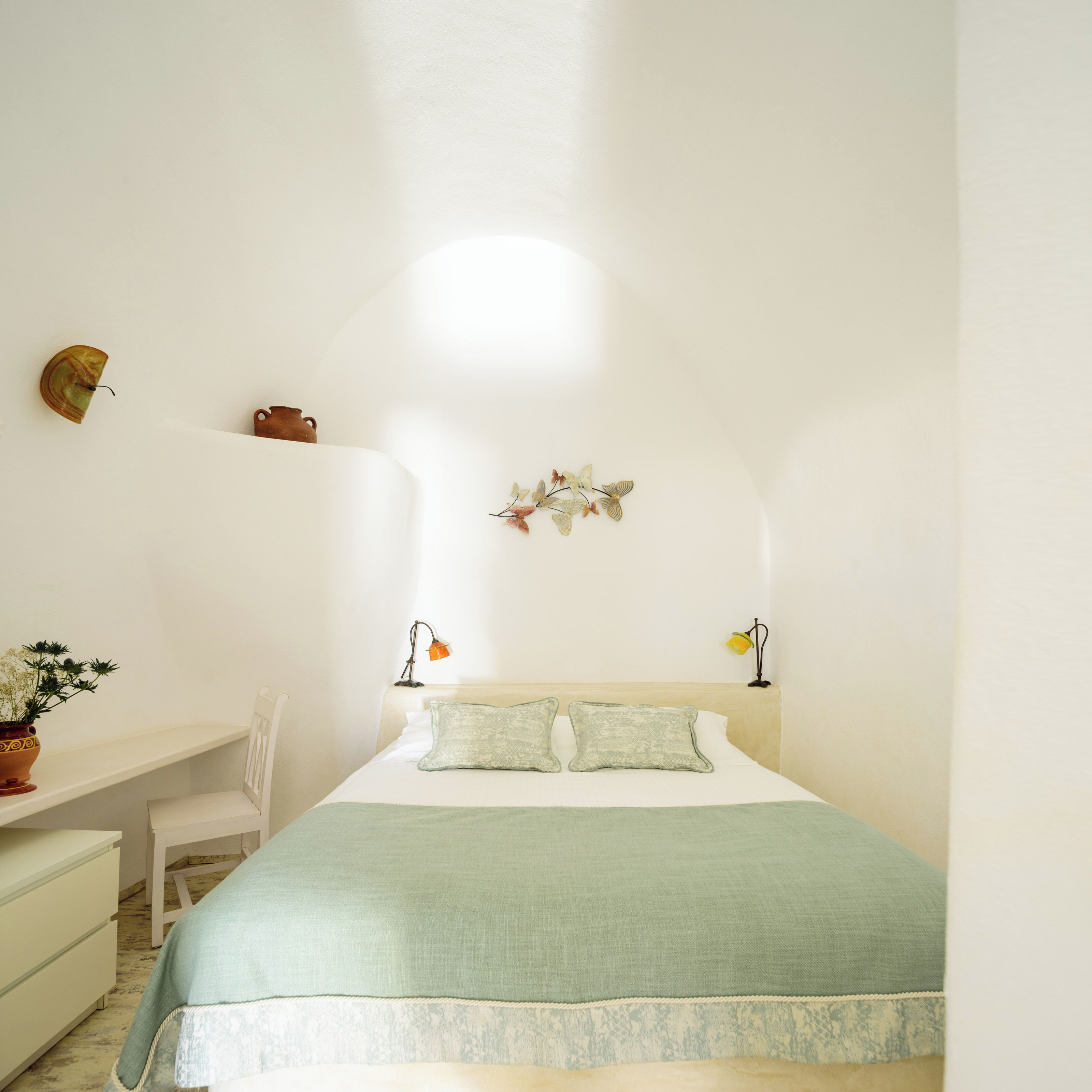 Ylelliset vuodevaatteet, tallelokero huoneessa, äänieristys