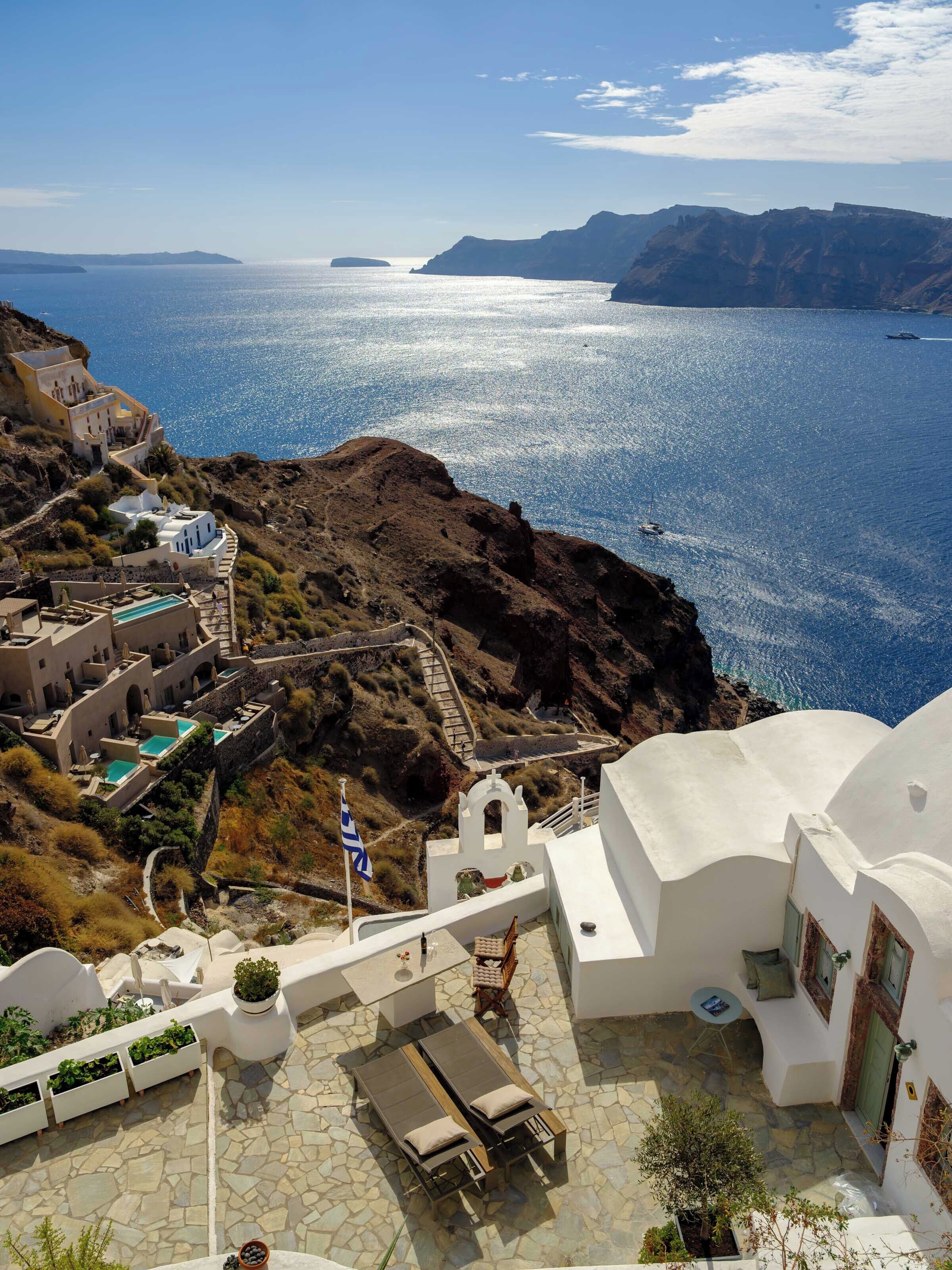 Summer Lovers Villa with Outdoor Whirlpool, Caldera View | Ylelliset vuodevaatteet, tallelokero huoneessa, äänieristys