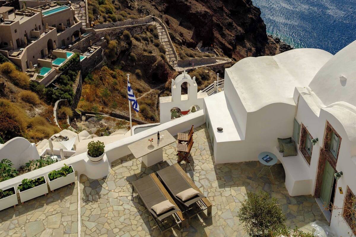 Summer Lovers Villa with Outdoor Whirlpool, Caldera View | Roupas de cama premium, cofres nos quartos, quartos à prova de som