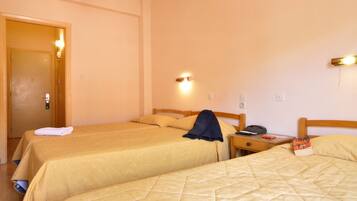 Kamar Triple, pemandangan laut terbatas | Brankas, tempat tidur bayi gratis, Wi-Fi gratis, dan seprai linen