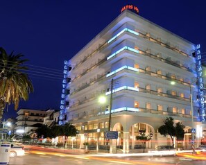 Un hôtel à plusieurs étages, reconnaissable à son enseigne bien visible où l’on peut lire « Matis Hotel ».