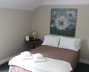 Zimmer, 1 Doppelbett, eigenes Bad