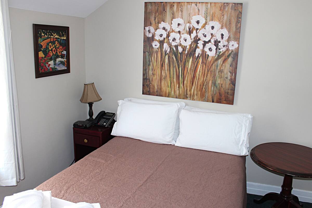 Zimmer, 1 Doppelbett, eigenes Bad