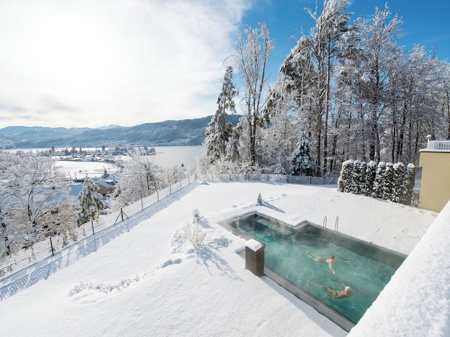 Een binnenzwembad, een buitenzwembad en parasols bij het zwembad