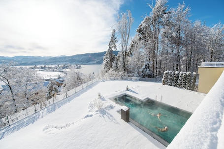 Una piscina techada, una piscina al aire libre, sombrillas. BALANCE - Das 4 Elemente SPA & GOLF Hotel