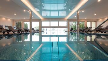 Innenpool, Außenpool, Sonnenschirme