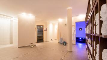 Et hotel med korridor, reception, spa-rum og en væg med håndklæder.