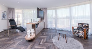 ห้องพาโนรามิกสวีท | เครื่องนอนระดับพรีเมียม, มินิบาร์, ตู้นิรภัยในห้องพัก, โต๊ะทำงาน