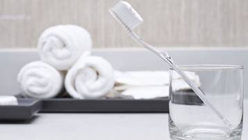Bathtub dan shower terpisah, pengering rambut,  dan handuk