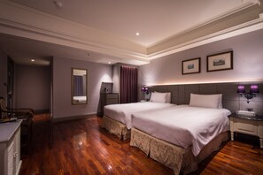 セーフティボックス (室内)、デスク、ベビーベッド (無料)、有線インターネットアクセス (無料)