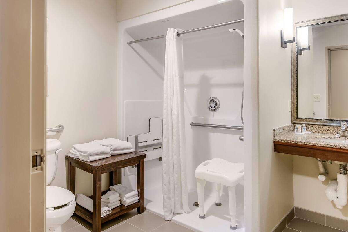 Ein Badezimmer mit Dusche, Toilette und Waschbecken.