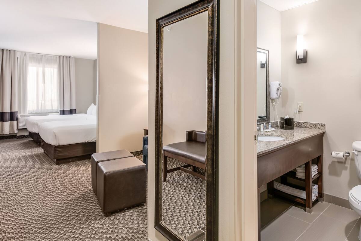 suite, multiple beds, accessible, non smoking | bathroom | combined shower/bathtub, free toiletries, hair dryer, towels