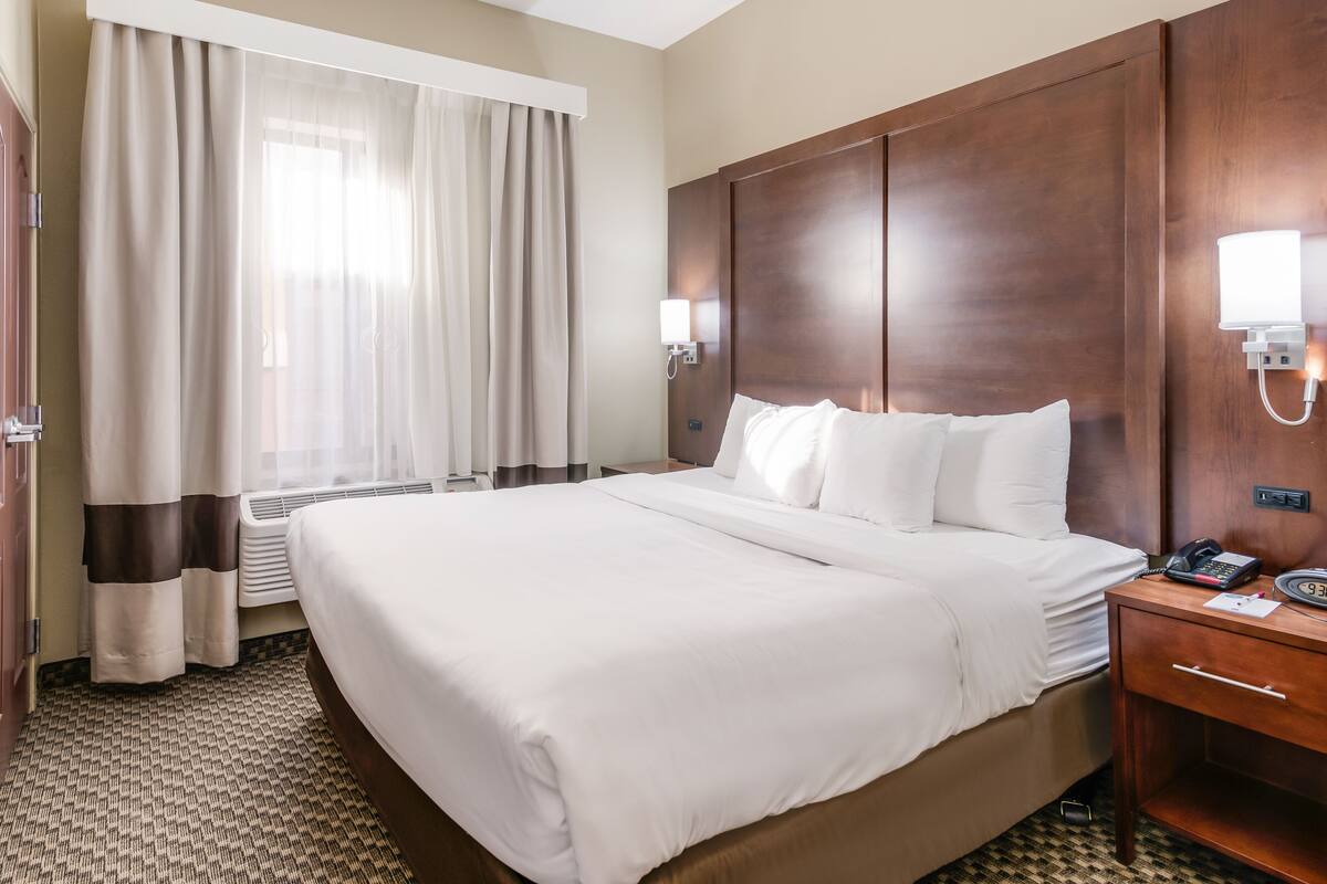 desk, iron/ironing board, cots/infant beds, free wifi