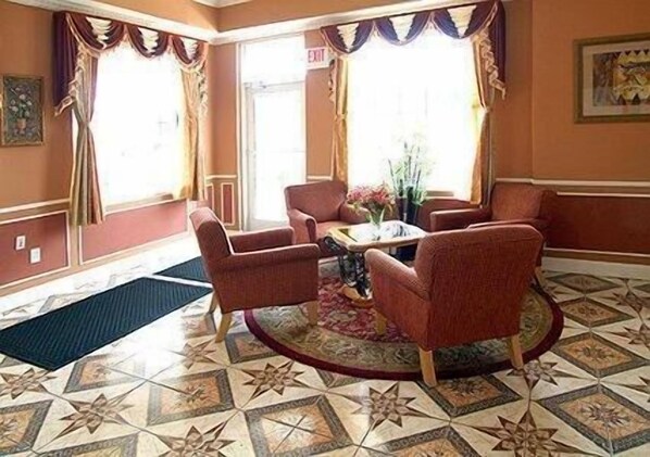 Lobby lounge - Parkway Inn (Springfield)