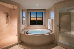جناح - سرير ملكي - في الزاوية (St. Regis) | حمام | وحدات دش مع أحواض استحمام، مستلزمات مجانية للعناية الشخصية، مجففات شعر