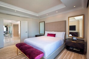 Suite, 1 King-Bett, Eckzimmer (St. Regis) | Italienische Bettbezüge von Frette, hochwertige Bettwaren