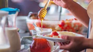 Petit déjeuner, déjeuner et dîner servis sur place