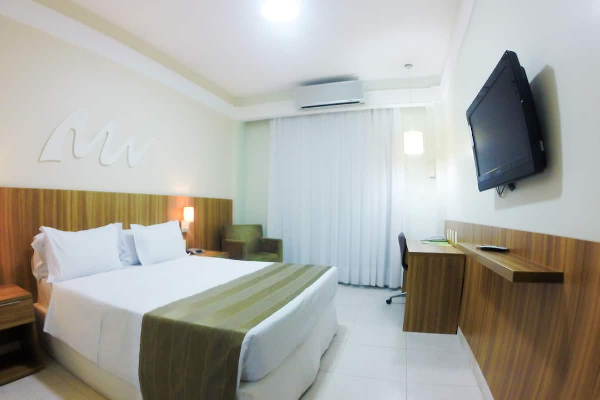 Minibar, Zimmersafe, Schreibtisch, Verdunkelungsvorhänge