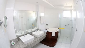 Deluxe suite, 1 kingsize bed met slaapbank, uitzicht op zee | Badkamer | Handdoeken