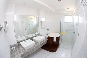 Suite Deluxe, 1 llit de matrimoni gran i sofà llit, vistes al mar | Bany | Tovalloles 