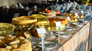 A buffet with various desserts and a variety of dishes. - Real Classic Hotel (Aracaju)