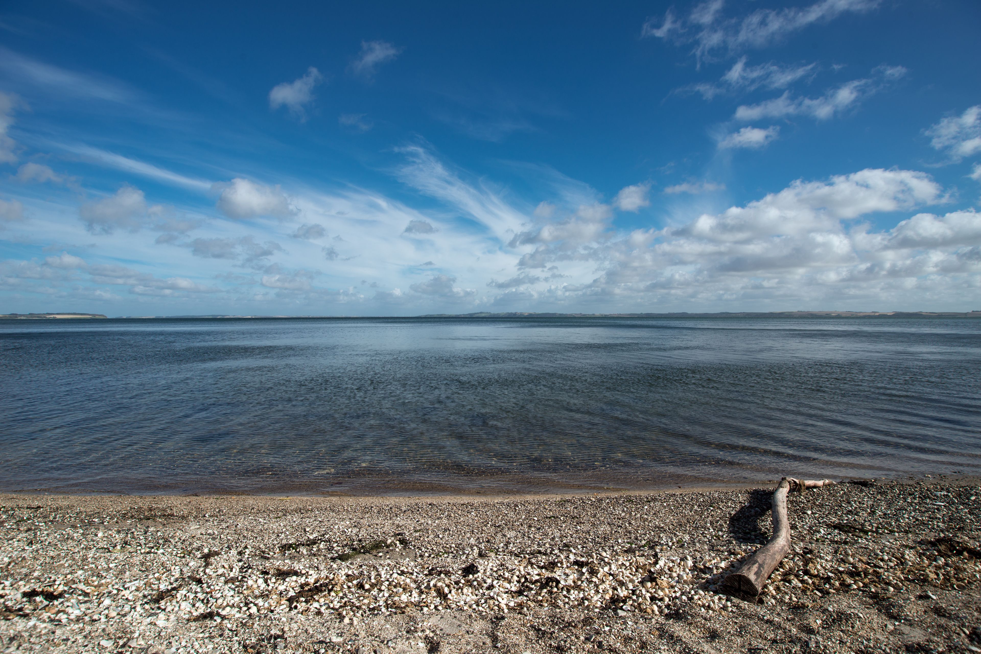 Am Strand, schwarzer Sandstrand