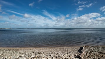 Am Strand, schwarzer Sandstrand