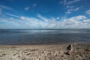 På stranden och svart sandstrand