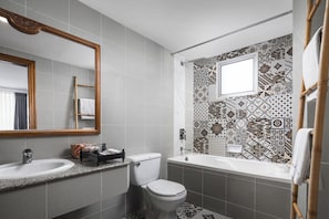 Family Suite, Multiple Beds, Accessible, City View | Bathroom