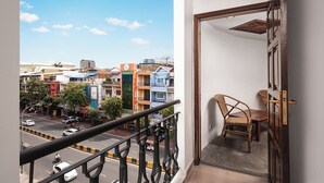 A balcony with a view of a street and buildings. - Pacific Hotel, Phnom Penh (Phnom Penh)