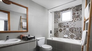 A bathroom with a sink, toilet, and bathtub. - Pacific Hotel, Phnom Penh (Phnom Penh)