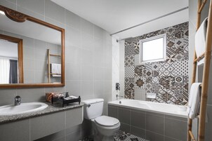 Suite familiar, varias camas, accesible para personas con discapacidad, vistas a la ciudad | Baño | Artículos de higiene personal gratuitos, secador de pelo y zapatillas