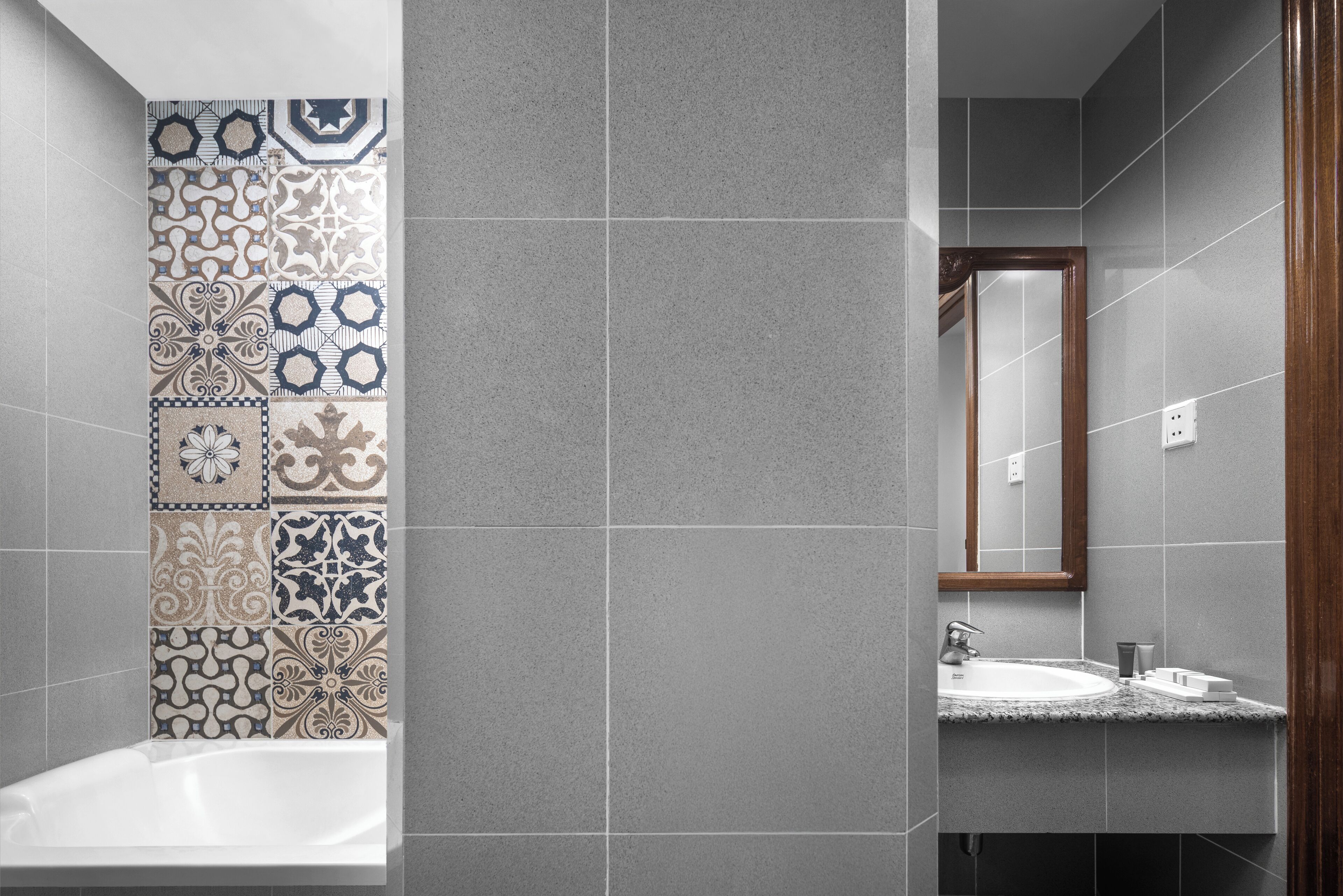 Artículos de tocador gratuitos, secador de pelo, pantuflas, toallas