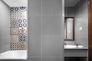 Artículos de higiene personal gratuitos, secador de pelo y zapatillas