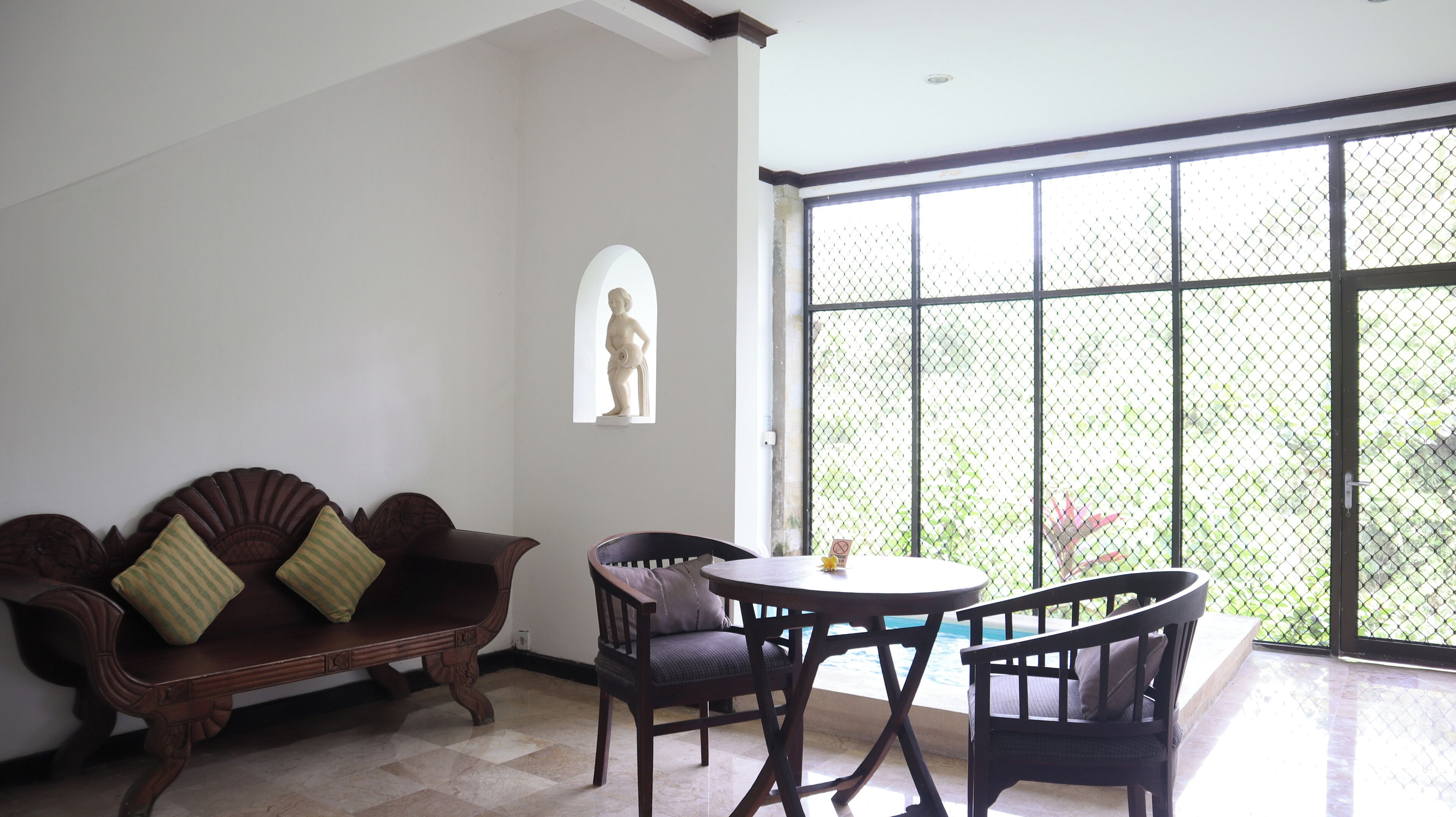 Villa Duplex Two Bedroom Private Pool | 起居区 | 32-英寸液晶电视（配备卫星频道）、电视、DVD 播放器