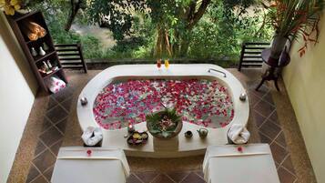 Indoor spa tub