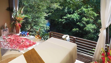 Couples treatment rooms, hot tub, body treatments, aromatherapy