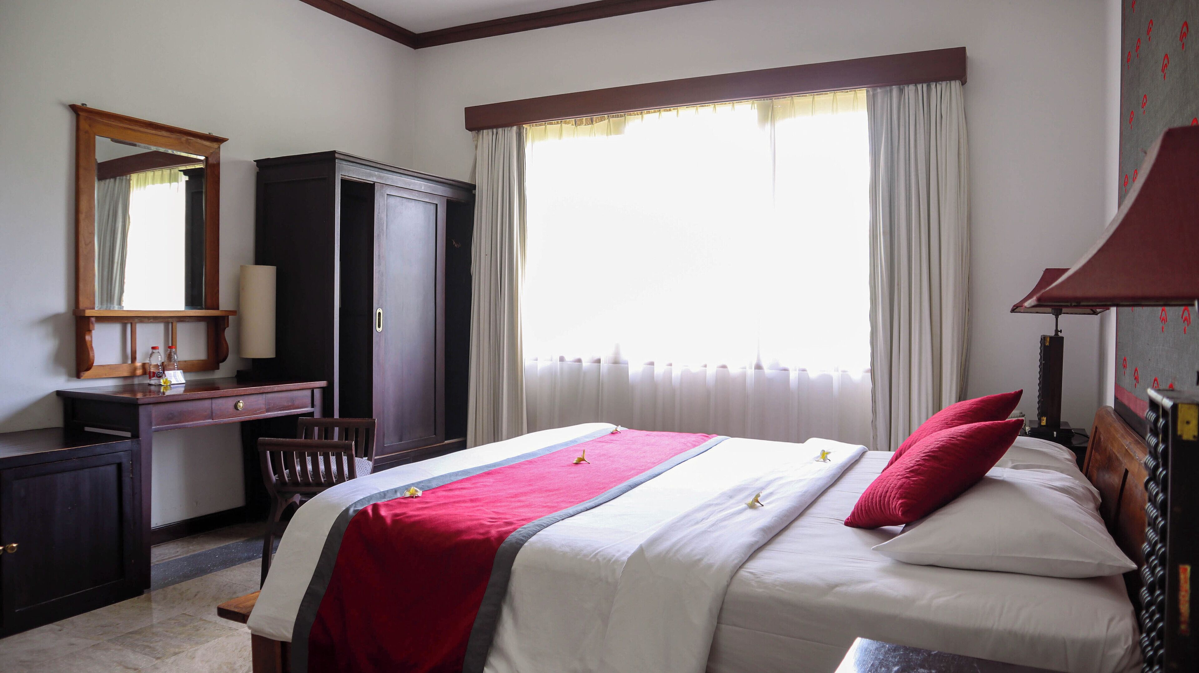 Hochwertige Bettwaren, Daunenbettdecken, Pillowtop-Betten, Minibar