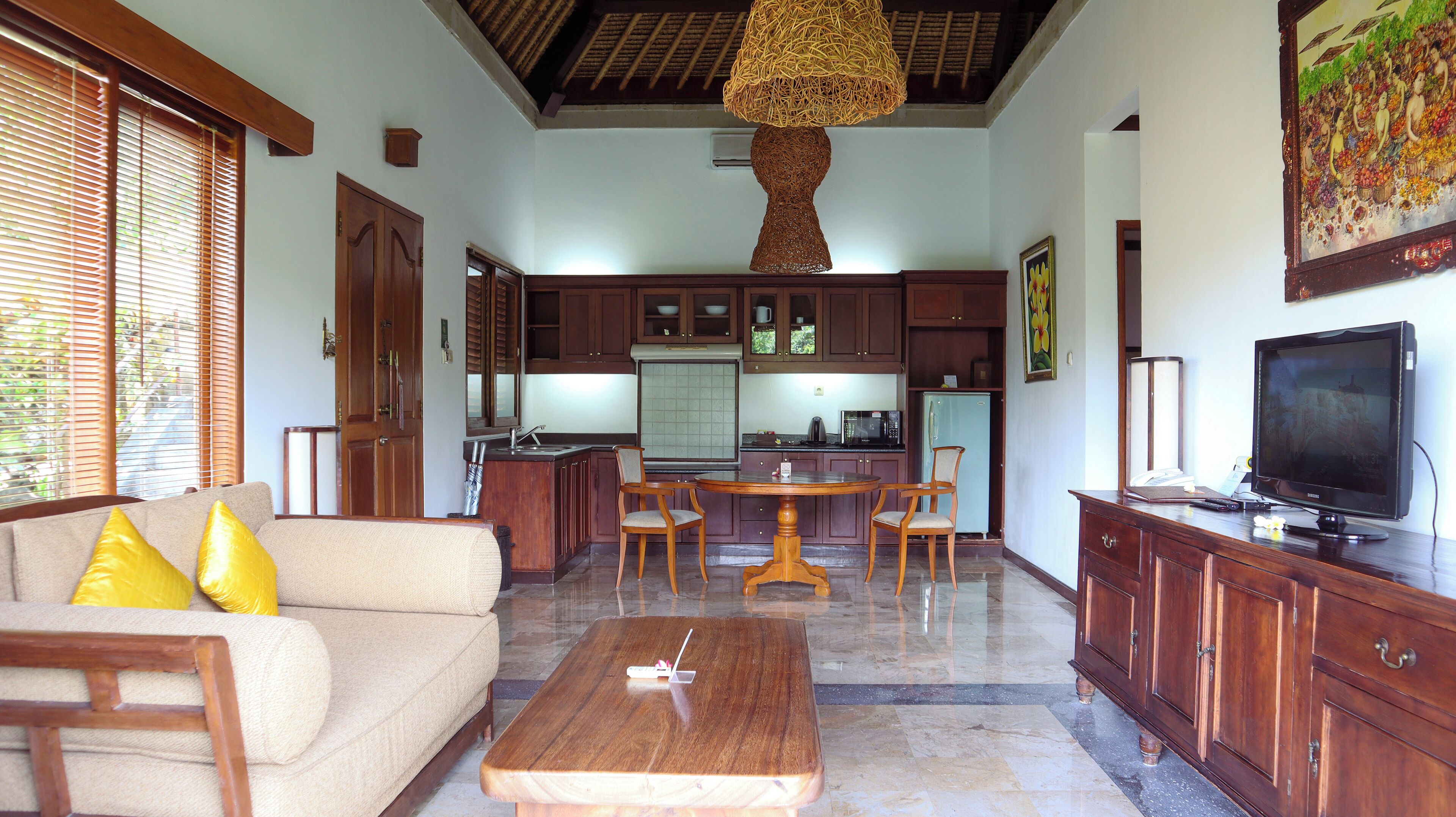 Villa One Bedroom with Private Pool | Área de estar | TV LCD 32 polegadas com canais via satélite, TV, DVD player