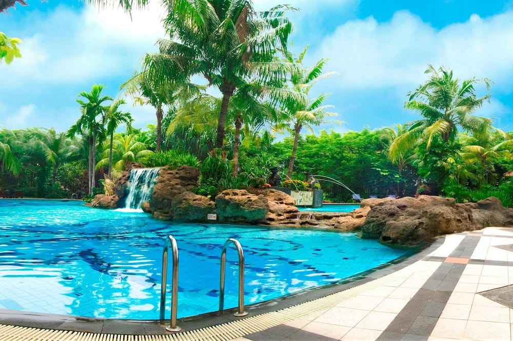 Grand Tropic Suites Hotel