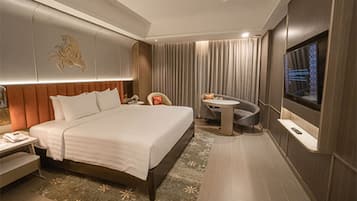 Deluxe Room | Premium bedding, minibar, desk, bed sheets