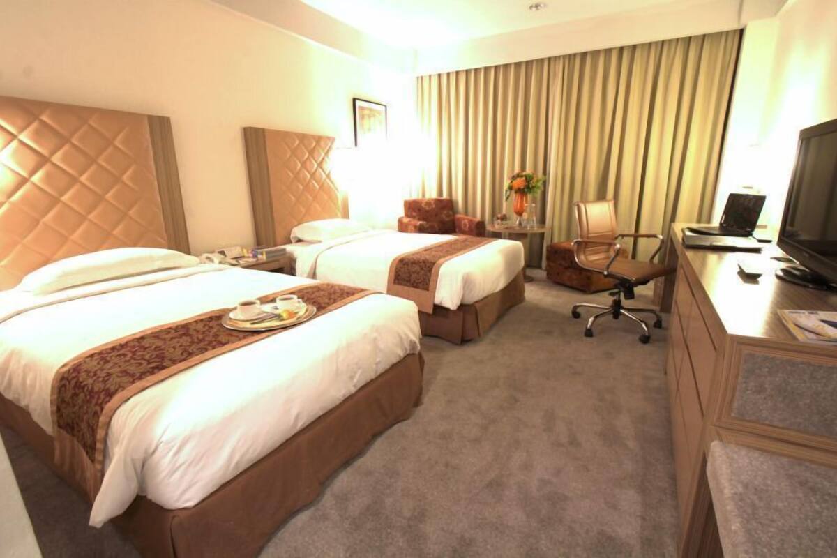 Premium bedding, minibar, desk, bed sheets