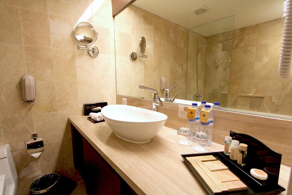 Bathroom | Combined shower/tub, free toiletries, hair dryer, slippers