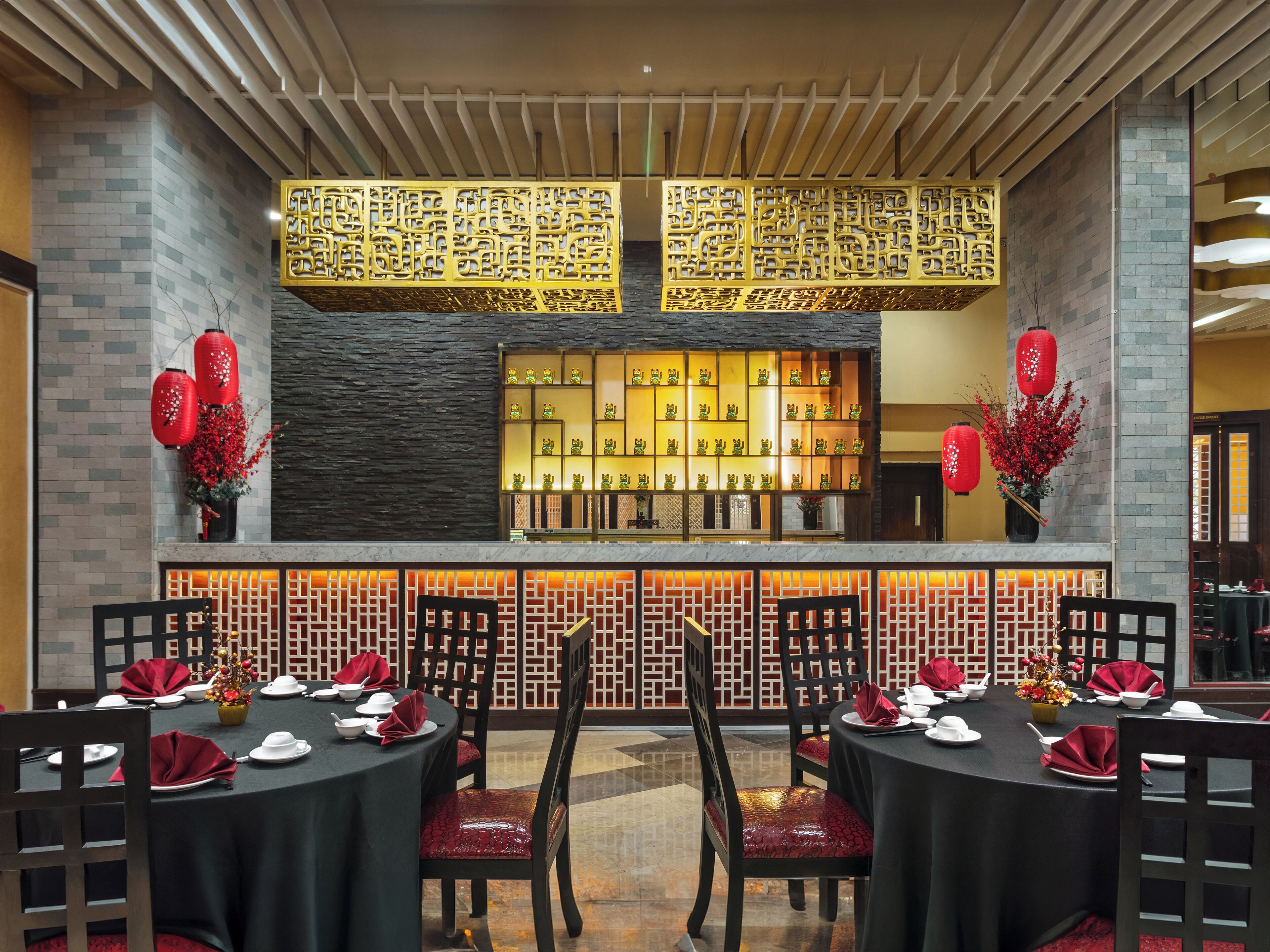 4 restaurants, international cuisine