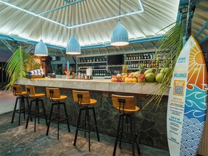 Bar tepi kolam renang