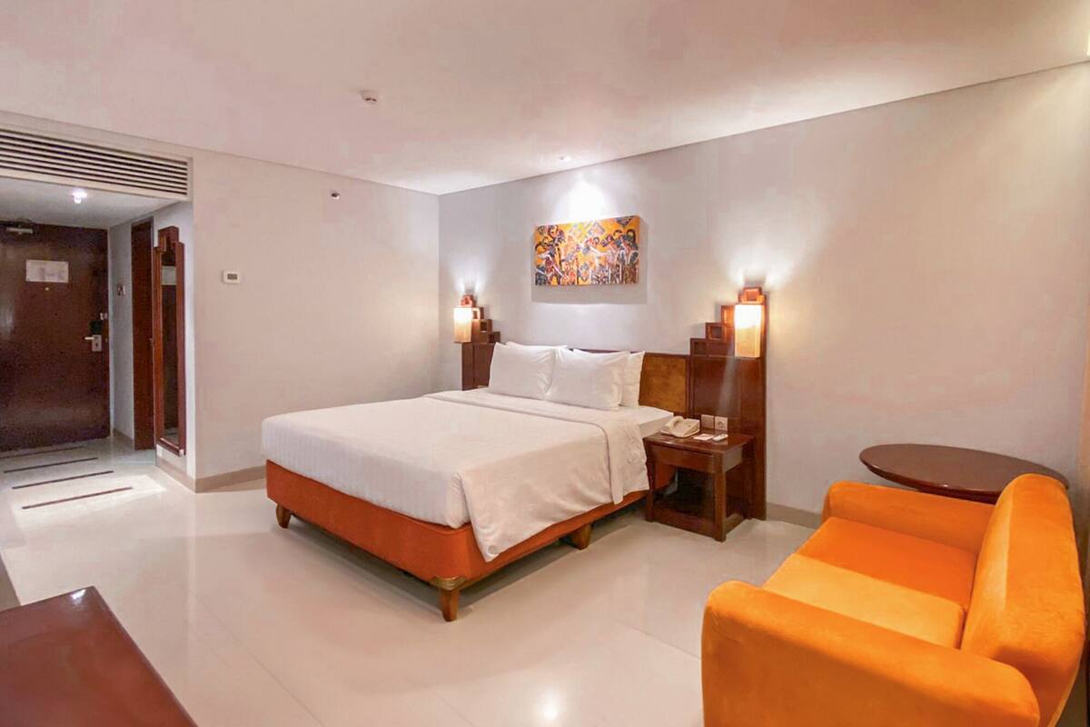 Habitación Deluxe, 1 cama King size | Ropa de cama de alta calidad, minibar, escritorio y ropa de cama