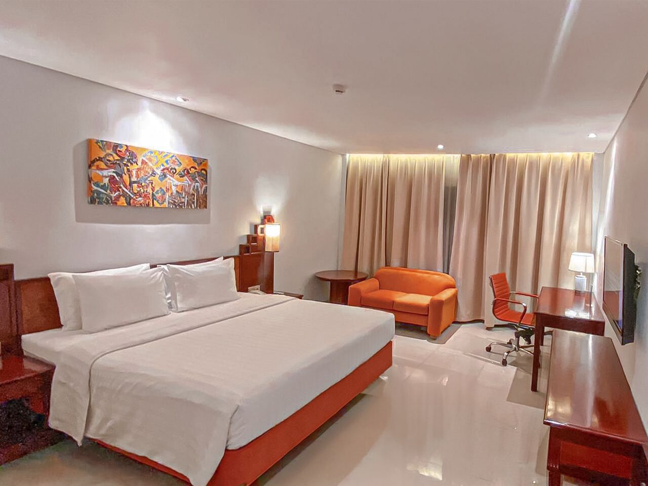 Premium bedding, minibar, desk, bed sheets